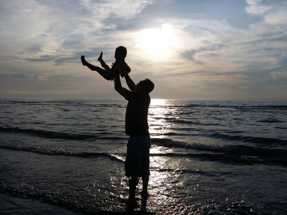 回台南婆家意外發現一個乾淨的海灘,還沒有甚麼人,帶著孩子去那挖挖沙,是孩子最開心的時刻,隨著時間的流逝,夕陽漸漸西下,打卡時就跳出"青鯤鯓秘密海景",也意外用手機拍到這張很有意境感得甜蜜丟丟照