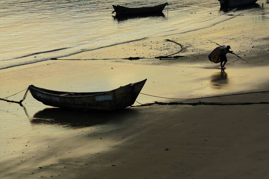 漁夫扛著滿滿的漁獲歸來