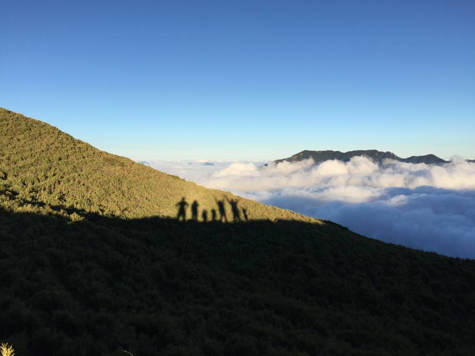 透過夕陽的照射,倒影在對面山頭與雲海合為一體