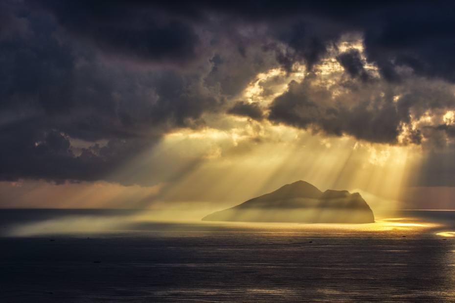 龜山島乃蘭陽八景之一「龜山朝日」,頭城鎮背山面海,地理龜蛇守口海,地景奇特,長達八年等待現今景,雲破射日映龜嶼,海霧繚繞,光影隱約,命名為「龜嶼騰朝日」敬畏宙界,也是宜蘭人精神象徵。