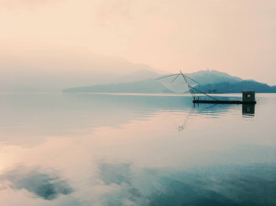 有時自己像是迷霧中的一葉孤舟,找不到方向,進退兩難。