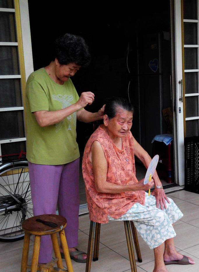 阿母我來幫您梳妝打扮水水
一位73歲的阿嬤在幫一位高齡95歲的阿祖梳妝打扮,每天早上!阿祖起床的時候女兒就為她梳頭髮,打扮的自然美,讓我看到這對母女的感情深厚,更讓我們學習到如何珍惜自己的親人。