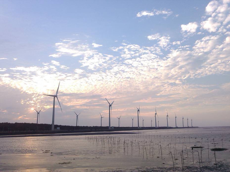 屹立在濕地上的大風車旋轉著,就像是風透過他向海招手著。