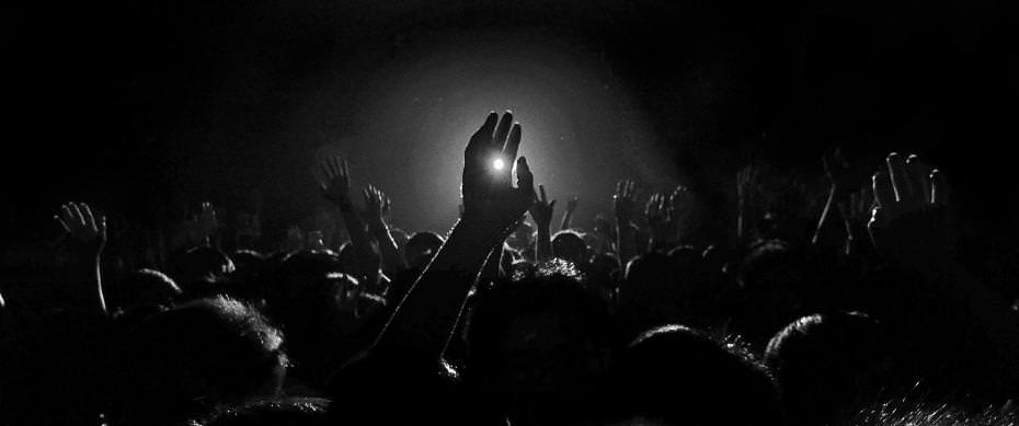 演唱會上,高照度的聚光燈,閃耀過手。