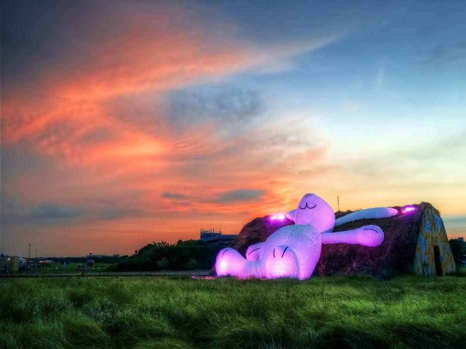 2014桃園地景藝術節月兔,悠閒的斜臥在停機坪的草地上望向夜空,靜靜的瞻仰著昔日黑貓中隊翱翔的無際星空。