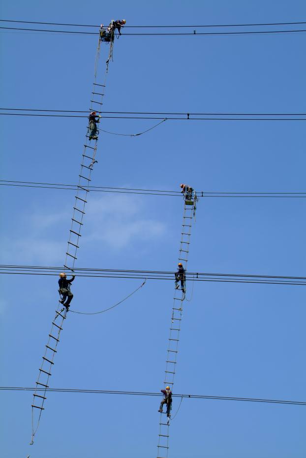 天際線上的天空,高壓電纜上,一群維修師傅,克服地心引力維修線路! 三人一組,互助合作,同心協力!從東到西,高空來去,叫人敬佩!