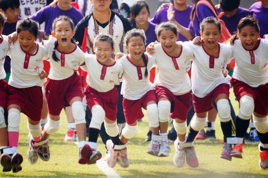 小女孩們,團結一致,奮勇向前,殺聲震天,為”腳力王”奮力一博。