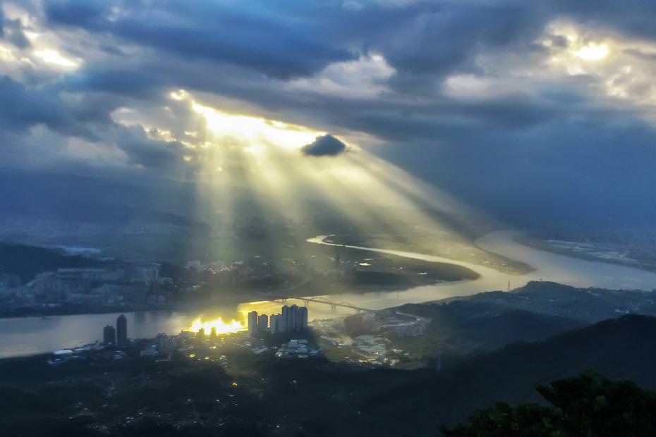 為學硬漢而來,為作硬漢而去。
而這道光...卻給了登頂者最大的慰勞!!