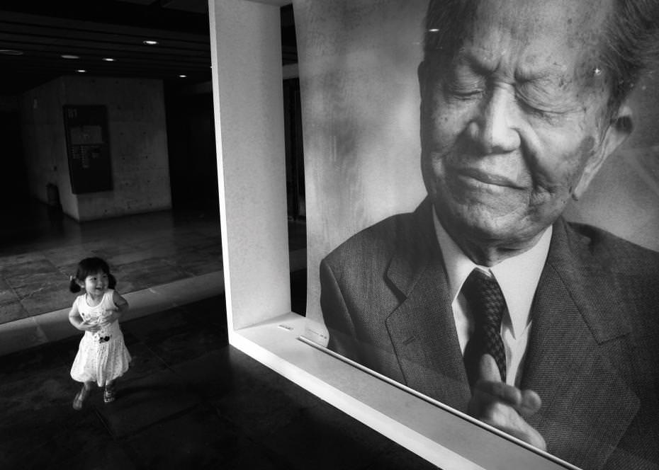 展示畫作中,一位慈祥長者沉思面容下, 喚起多少回憶,曾經歡顏與嘻戲祖孫情, 互動溫馨像似演繹著古往今來的戲曲!