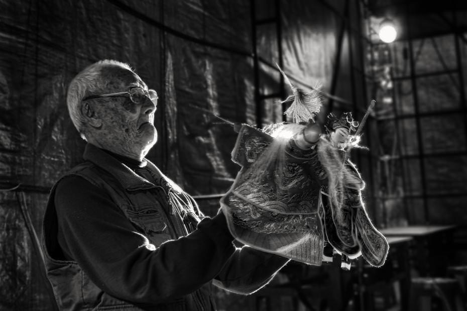 忠孝節義,將相王侯..在他的掌中,生動演出. 在台灣除了電視台的布袋戲順應聲光效果外. 這樣的野台戲,已經不復見了.老師傅賣力的演出,為了將這最具草根與傳統的台灣味..傳承下去..