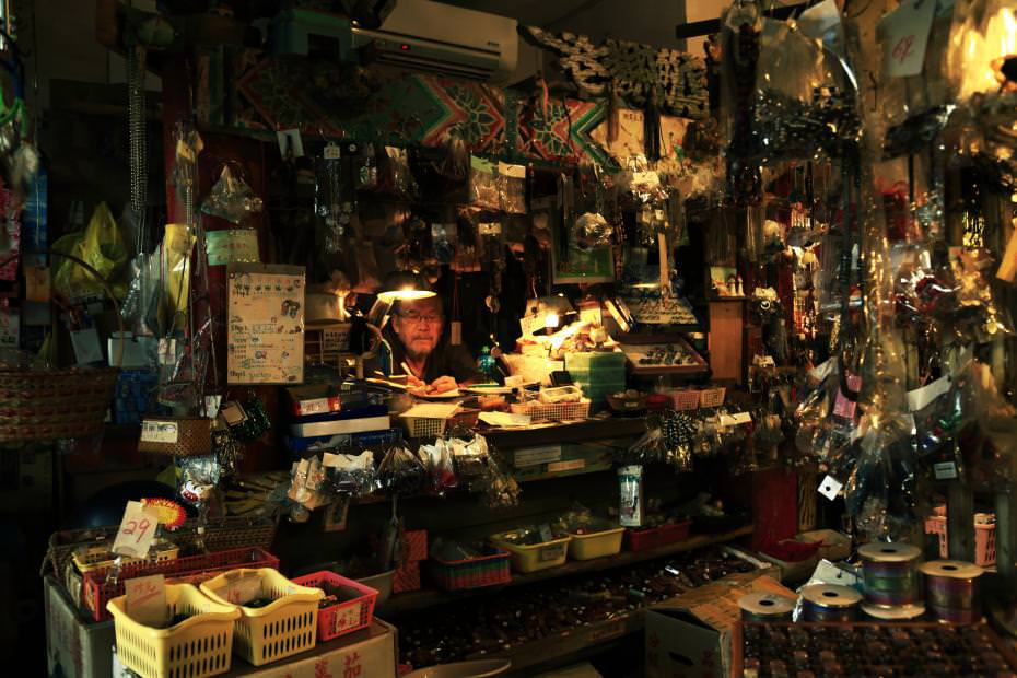 於澎湖馬公市的紀念品店,走道矮小。 沒有特別的故事,或許有,但沒有開口詢問。 老闆在座位上,整理帳目,客人進出,但他只是整理帳目。 簡單的問候並開始拍照。 這地方擁擠的很美麗,卻擁擠的有些孤單。