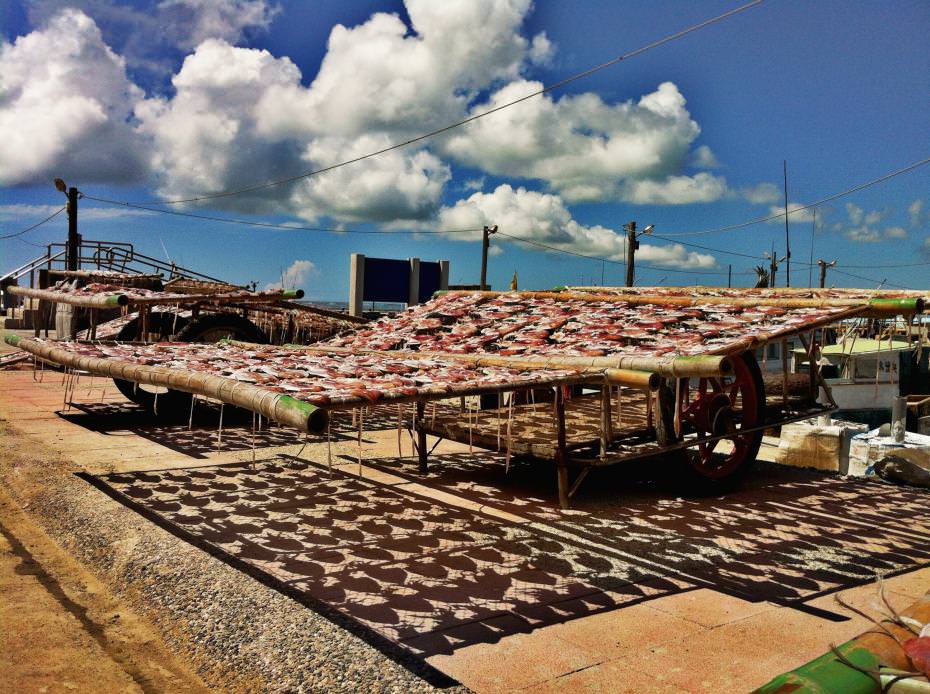 我在澎湖,天氣晴
到達鳥嶼,空氣中除了海水味道撲鼻而來的是一陣陣的小卷香氣
